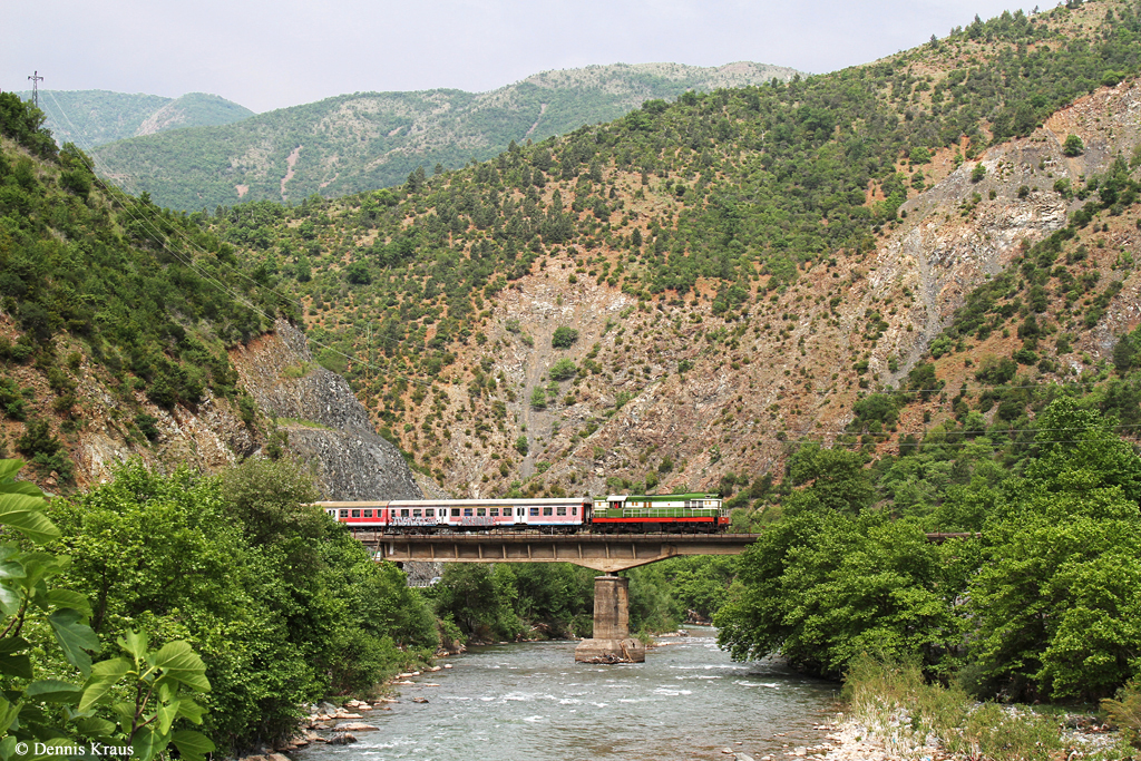 Die wenigen in Albanien noch verkehrenden Personenzügen bestehen aus „Hummeln“ aus Tschechien sowie „y-Wagen“ aus Deutschland. T669 1059 mit Personenzug am 21.05.2015 bei Librazhd.