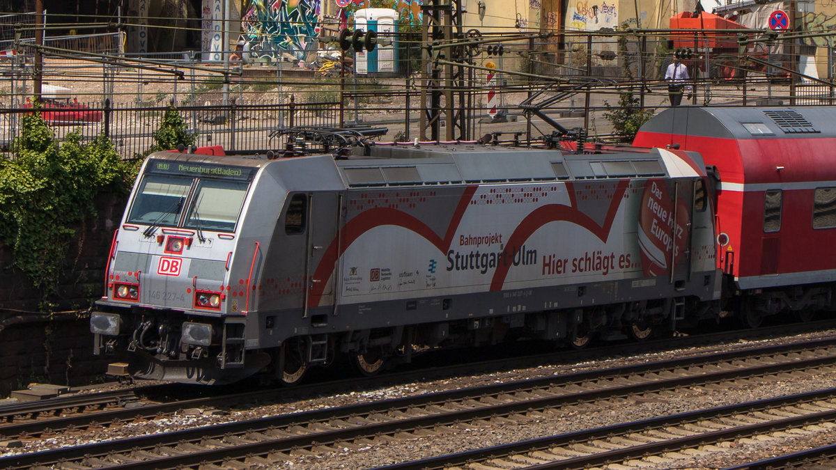 Die Werbelok 146 227-4 verlässt am 27. Juli 2018 den Bahnhof Offenburg gen Süden. 