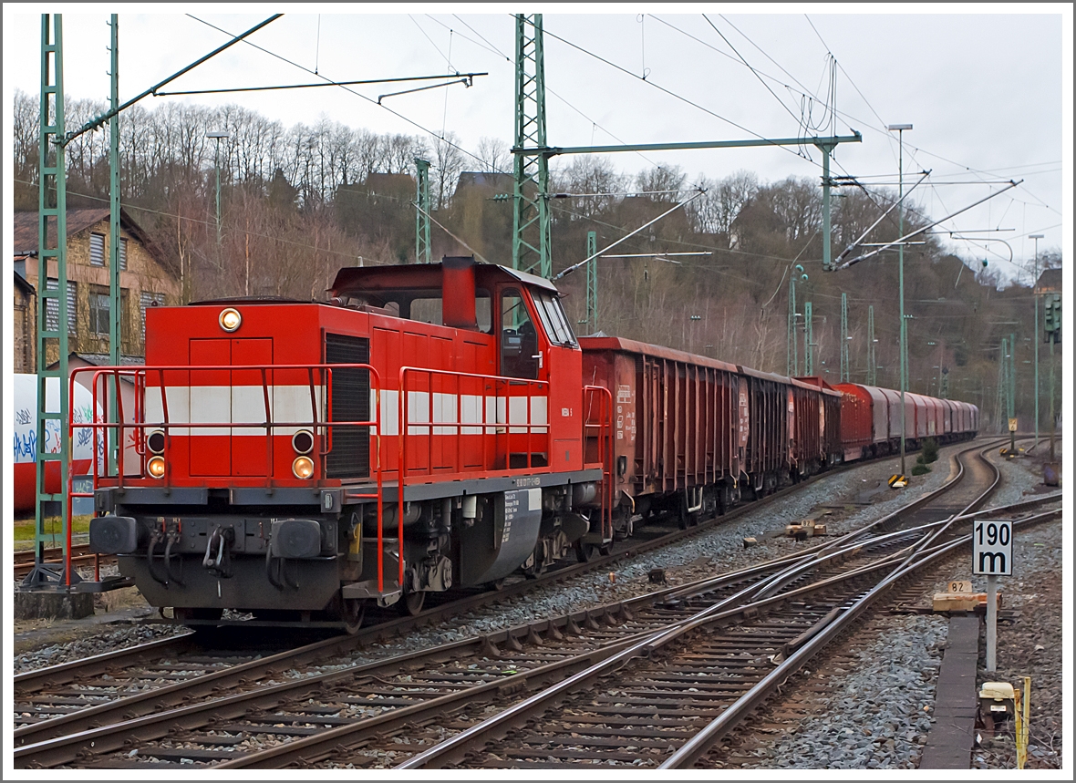 Die Westerwaldbahn (WEBA) Lok 5 eine MaK On Rail DH 1004 kommt am 14.02.2014 mit einem Güterzug in Betzdorf/Sieg an. Den Güterzug stellt sie später im Rbf ab.

Die Ursprungslok ist die DB V 100 1177 (ab 1968 DB 211 177-1) welche 1961 von Henschel unter der Fabriknummer 30526 gebaut wurde. 1999 erfolgte der Umbau durch Vossloh nach dem Konzept von On Rail mit Serienteilen der Type G1205 unter Verwendung von Rahmen und Drehgestellen in die DH 1004, die neue Fabriknummer ist DH 1004 / 2. Rahmen und Drehgestellen sind noch die alten von der V 100, darüber ist alles neu.

Sie hat die NVR-Nummern lautet 92 80 1211 177-1 (steht so noch auf der Lok, obwohl es eigenlich 1209 sein müsste).
 
Technische Daten: 
Achsformel: B'B' 
Länge über Puffer: 12.100 mm 
Gewicht der Lok: 72 t 
Höchstgeschwindigkeit: 100 km/h 
Motor: MTU 12V396TC14 mit 1.030 kW (1.400 PS) Leistung