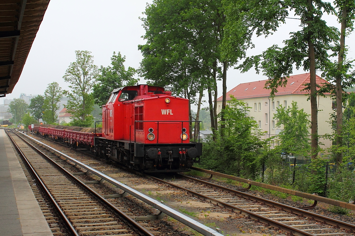 Die WFL Lok 12 (293 021-2) ist am 26.05.2016 in Oranienburg an den Gleisbauarbeiten an der Tw-Halle beteiligt.