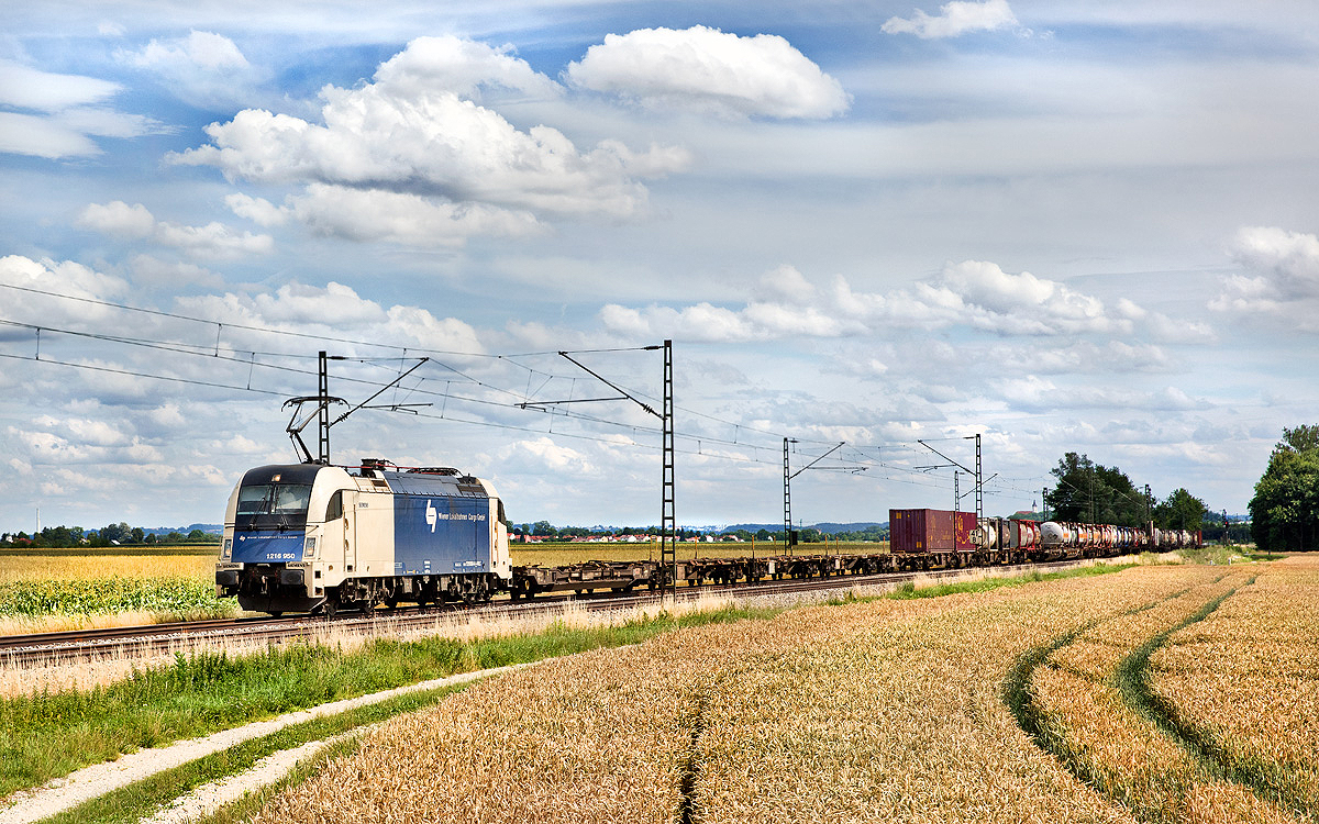 Die Wiener Localbahnen Cargo Lok 1216 950 fährt in Langenisarhofen mit einem KLV Zug vorbei.Bild vom 11.7.2017
