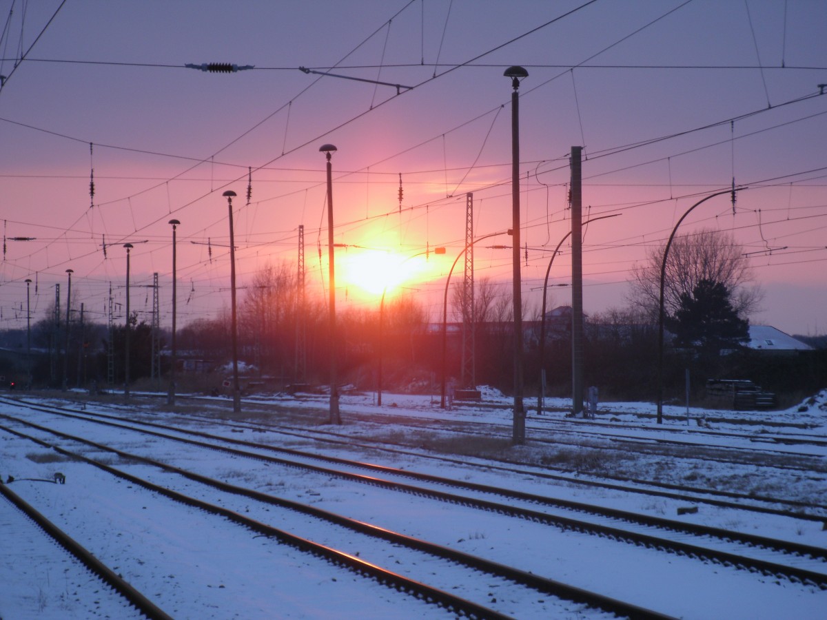 Die Wintersonne versank,am 26.Januar 2014,über den Bahnhof von Bergen/Rügen.