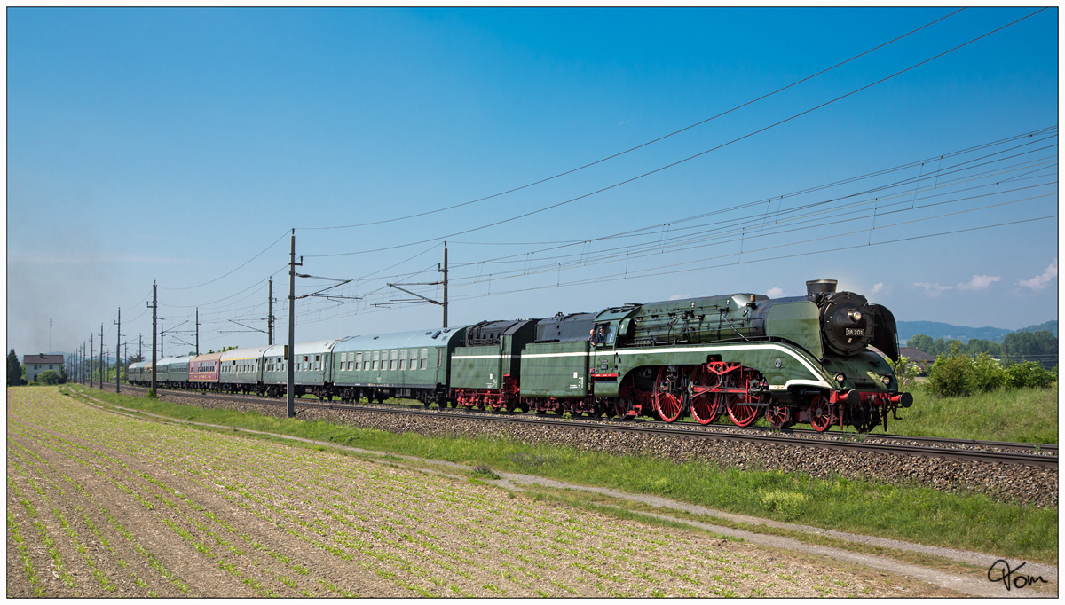 Die wunderschöne DR 18.201 fährt mit dem Sonderzug SR 19783 von Passau Hbf nach Wien Hbf, hier in langsamer Fahrt nahe St.Valentin.
Die Schnellzuglokomotive 18.201 der Deutschen Reichsbahn entstand 1960 bis 1961 im Reichsbahnausbesserungswerk Meiningen, aus Teilen der 61 002, dem Schlepptender der 44 468  Teilen der H 45 024 und einer Lokomotive der Baureihe 41. Mit 182,4 km/h Höchstgeschwindigkeit, ist sie eine der schnellsten betriebsfähigen Dampflokomotiven der Welt.(Quelle Wiki)
11.05.2018