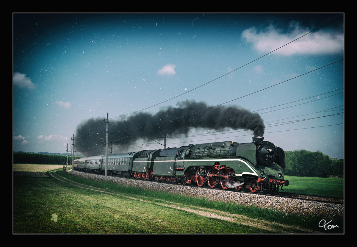 Die wunderschöne DR 18.201 fährt mit dem Sonderzug SR 19783 von Passau Hbf nach Wien Hbf, aufgenommen nahe Kumpfmühl auf der Passauerbahn. Die Schnellzuglokomotive 18.201 der Deutschen Reichsbahn entstand 1960 bis 1961 im Reichsbahnausbesserungswerk Meiningen, aus Teilen der 61 002, dem Schlepptender der 44 468 Teilen der H 45 024 und einer Lokomotive der Baureihe 41. Mit 182,4 km/h Höchstgeschwindigkeit, ist sie die schnellste betriebsfähige Dampflok der Welt.(Quelle Wiki) 
Version II 11.05.2018