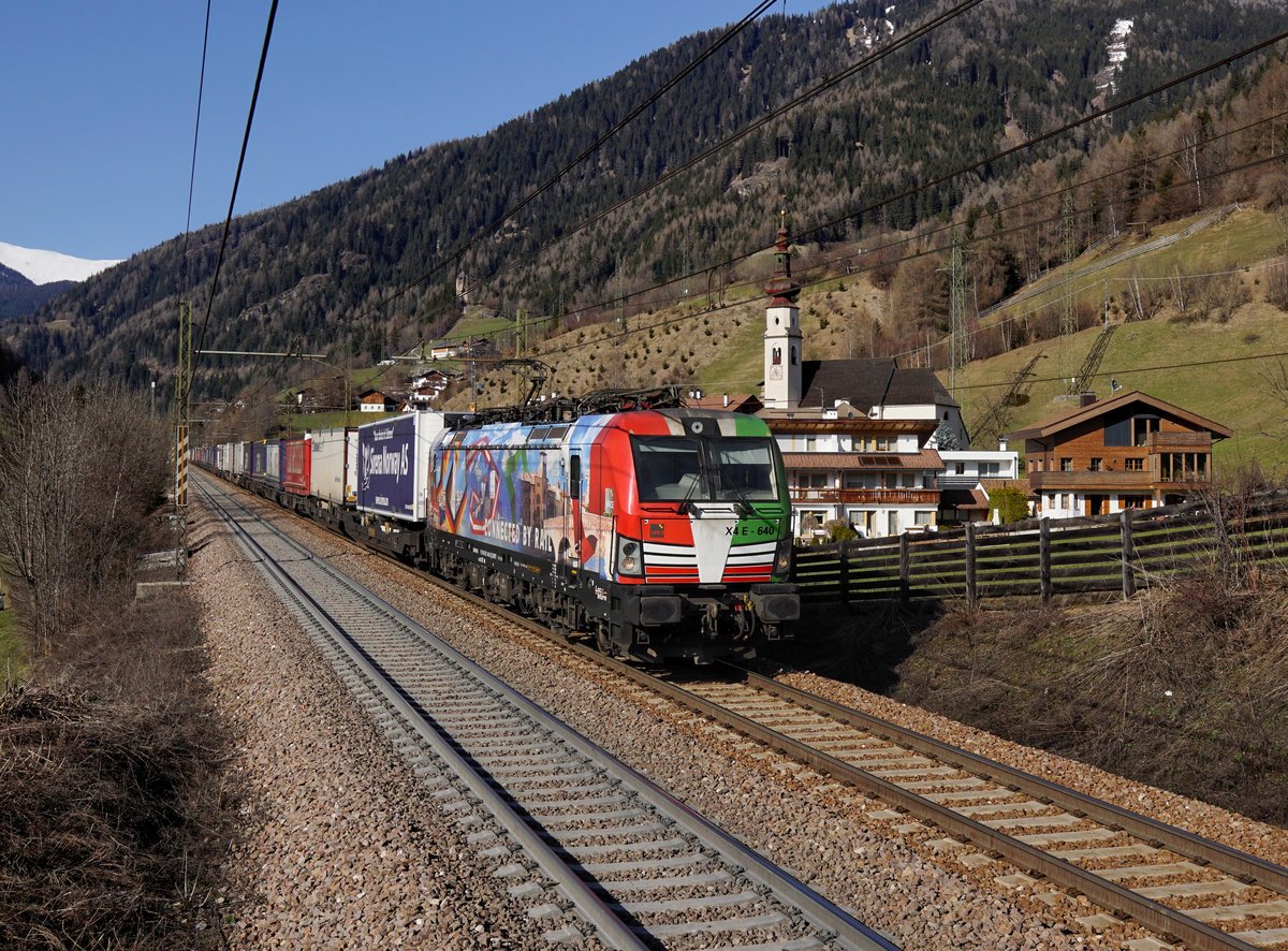 Die X4E-640 mit einem KLV-Zug am 07.04.2018 unterwegs bei Sterzing.