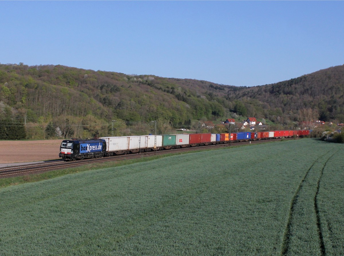 Die X4E-853 mit einem Containerzug am 18.04.2015 unterwegs bei Harrbach.