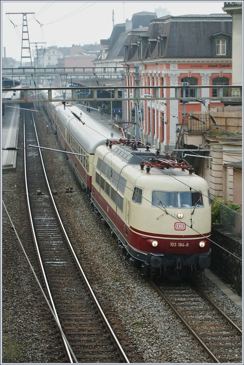 Die zeitlos formschöne DB 103 184-8 verlässt mir dem TEE  Rheingold  Montreux.
12. Oktober 2008