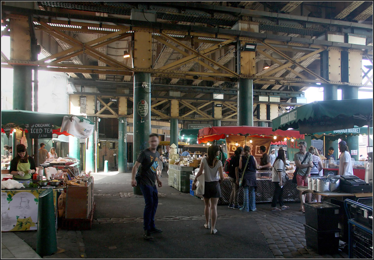 Die Zügen fahren obendrüber -

Die Flächen unter und neben den Brücken des Gleisdreieckes westlich der Station London Bridge werden als Markt genutzt.

30.06.2010 (M)

