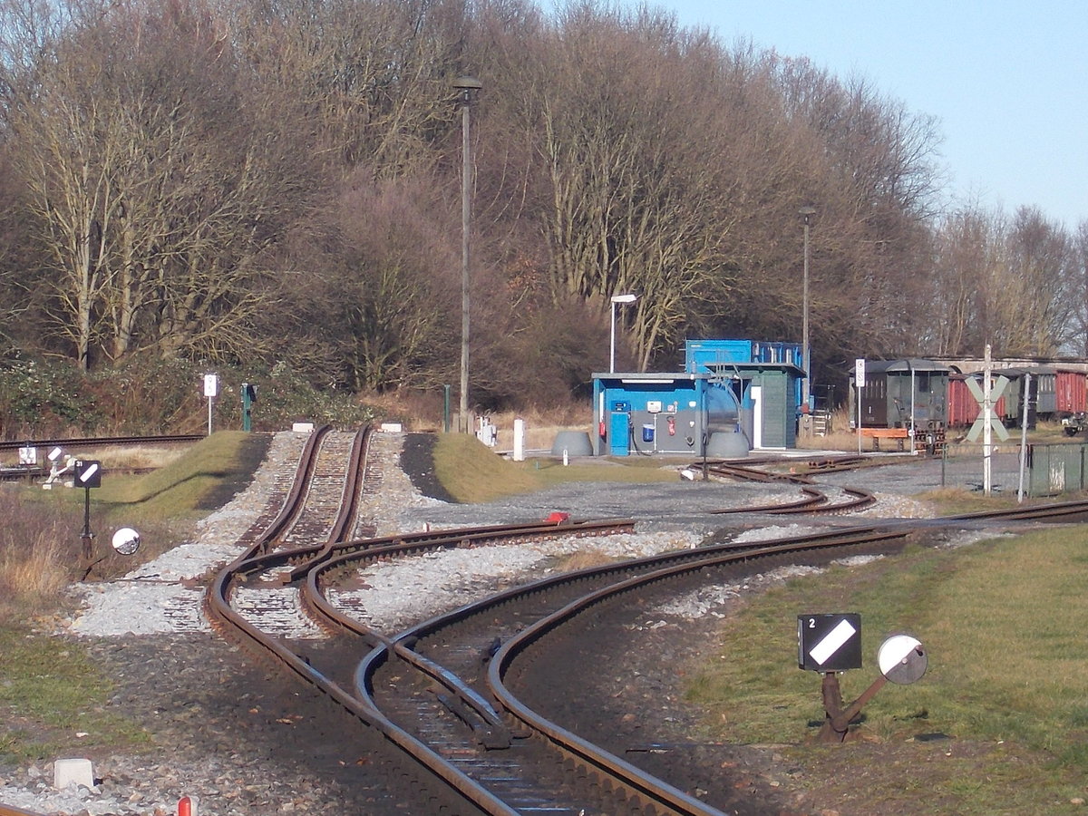 Die Zufahrt zur neuen Überladerampe in Putbus.Der im Vordergrund abzweigende rechte Abzweig ist das Streckengleis.Aufnahme vom 07.Januar 2018.