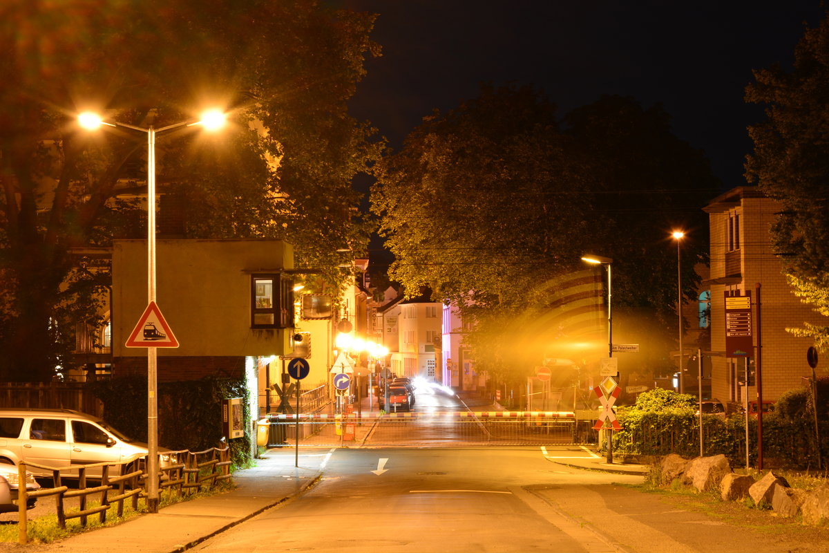 Die Zukunft des Schrankenwärters in Königswinter sieht nicht gut aus, da hier eine Unterführung geplant ist.

Königswinter 15.07.2017