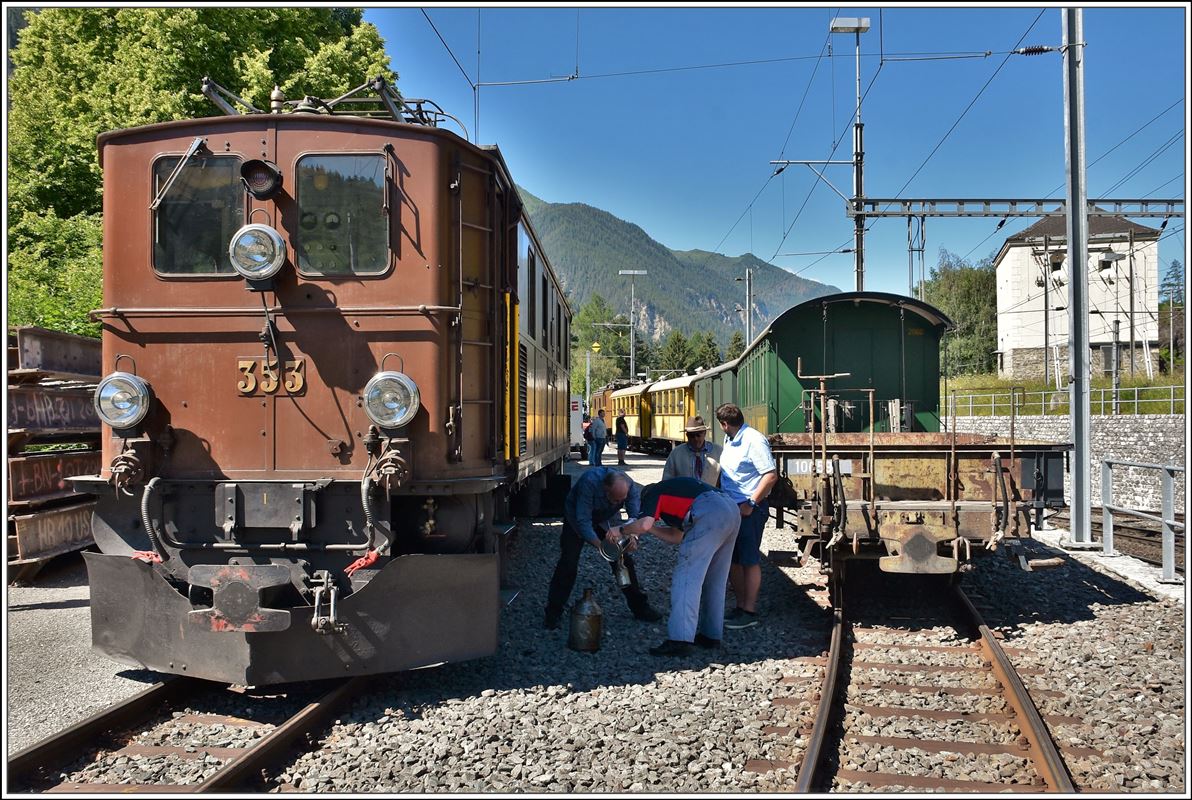 Die zwei Oldtimer Ge 2/4 222 und Ge 4/6 353 werden während der Pause in Filisur geschmiert. (23.06.2018)