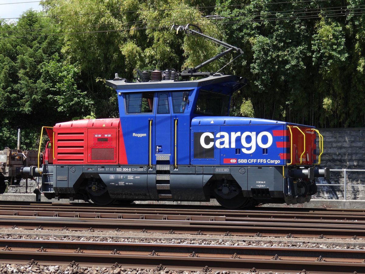 Die zweikraft Lok Eem923 002 von SBBCargo im Bahnhof 0706