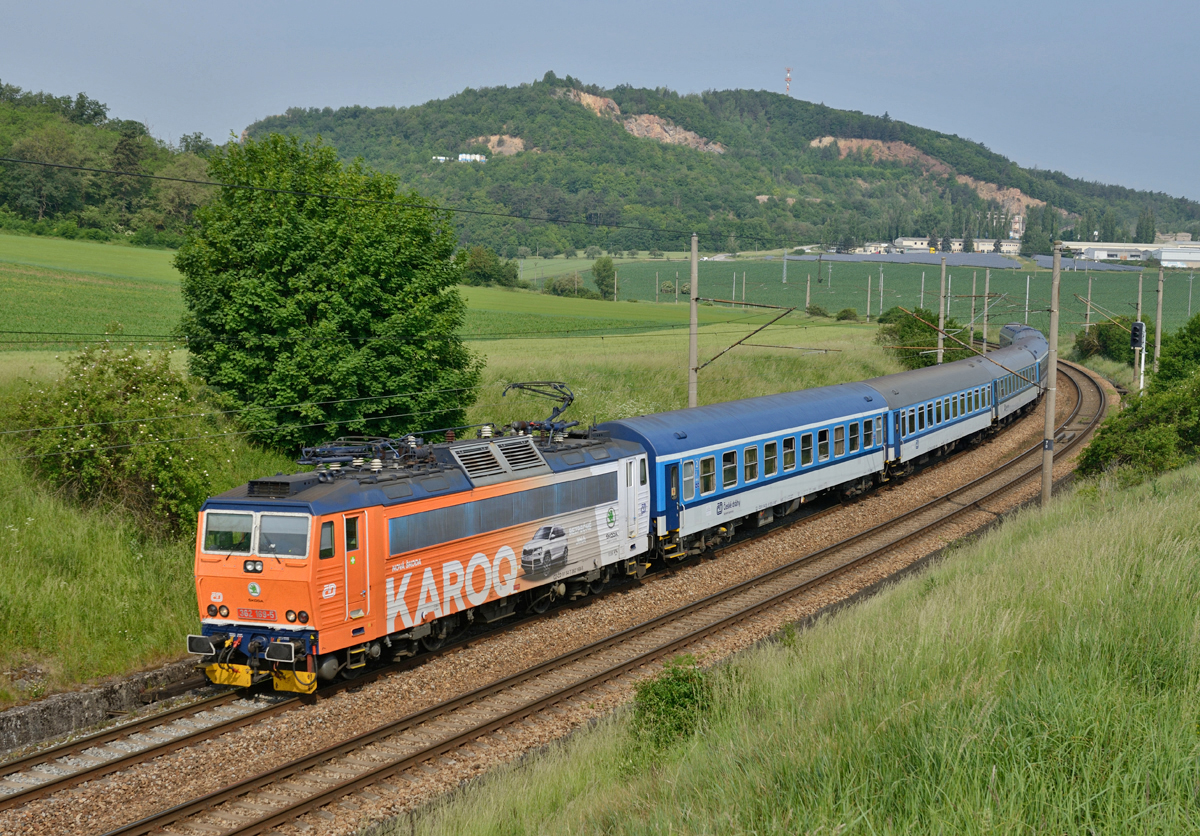 Die Zweisystemlokomotive 362 169  Karoq  war am Morgen des 28.Mai 2018 mit dem R 975  Jan Blažej Santini  von Praha hl.n. via Havlíčkův Brod nach Brünn unterwegs und wurde von mir bei Kuřim fotografiert. 