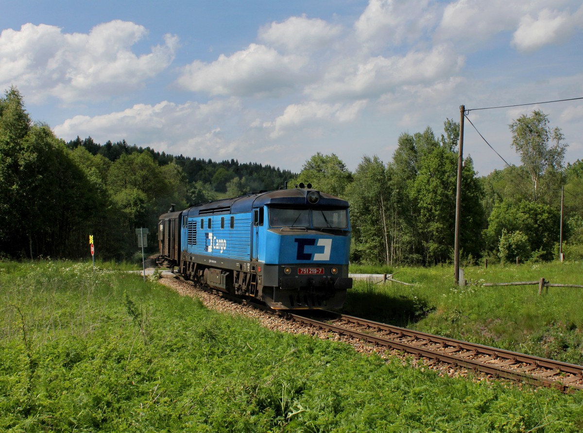 Die751 219 mit einem Güterzugbegleitwagen am 02.06.2014 unterwegs bei Chroboly.