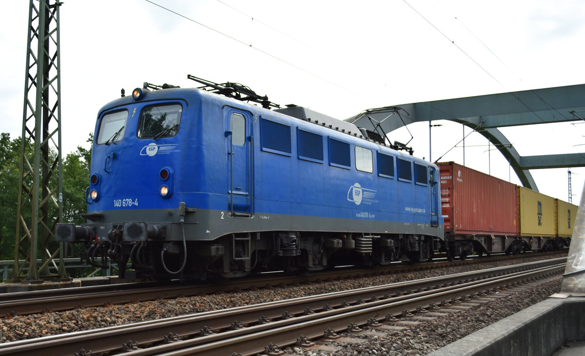 Diese BR 140 678-4 der EGP – Eisenbahngesellschaft Potsdam, in Höhe Büchener Eisenbahnbrücke, Richtung Hamburg. 24.07.2017
