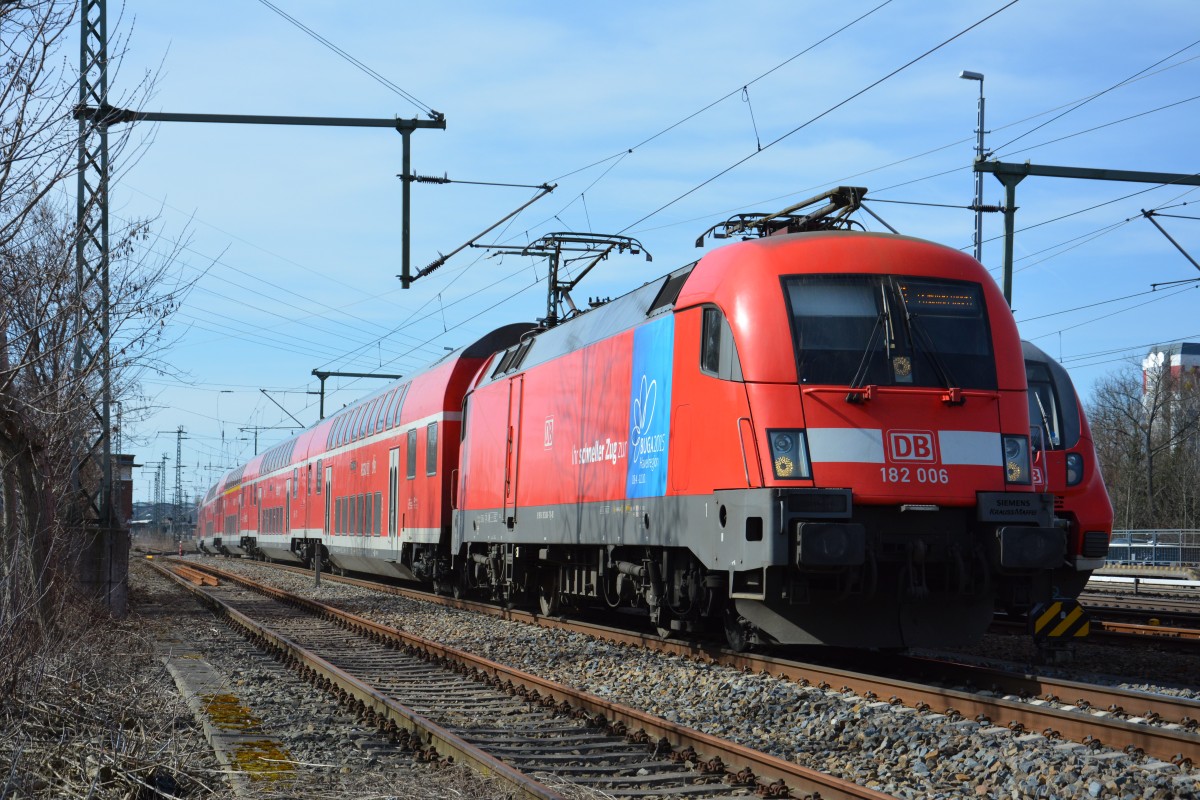 Diese BR 182 (182 006) zieht am 22.03.2015 den RE 18117 (RE 1) nach Frankfurt an der Oder. Aufgenommen zwischen Potsdam Hauptbahnhof und Potsdam Babelsberg.  
