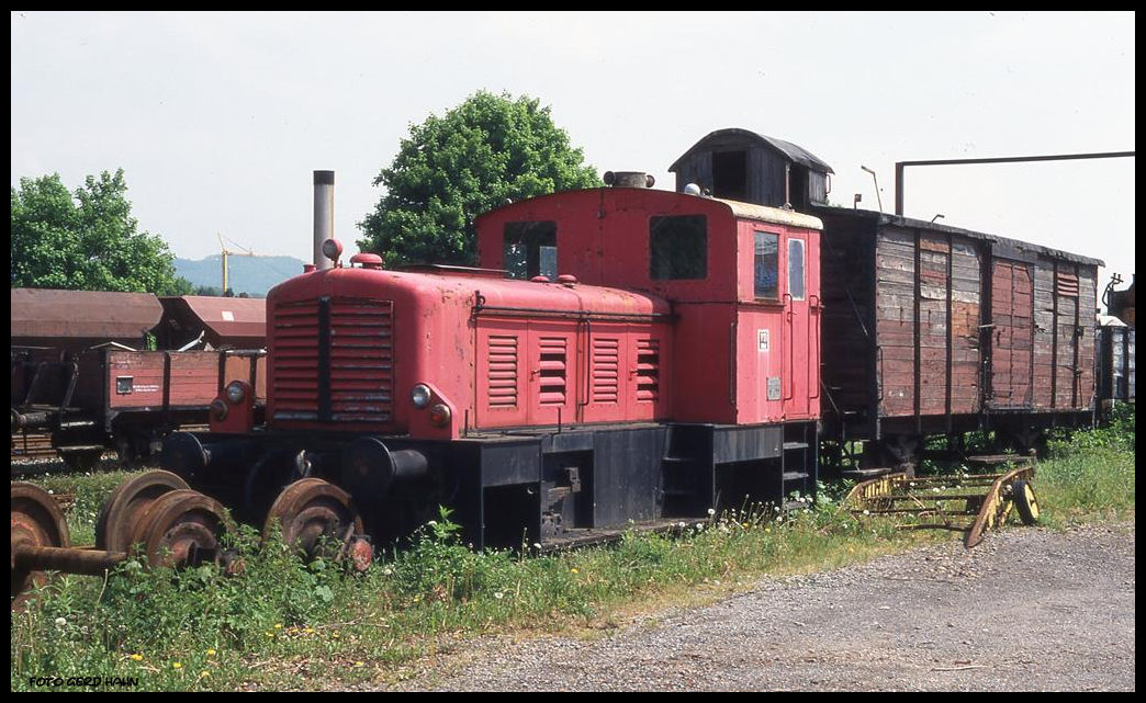 Diese Jung Diesellok mit der Werksnummer 11559, Baujahr 1952, gehörte am 19.5.1997 unter der Bezeichnung DEW V 13 zum Fahrzeugbestand der Dampfeisenbahn Weserbergland in Rinteln.