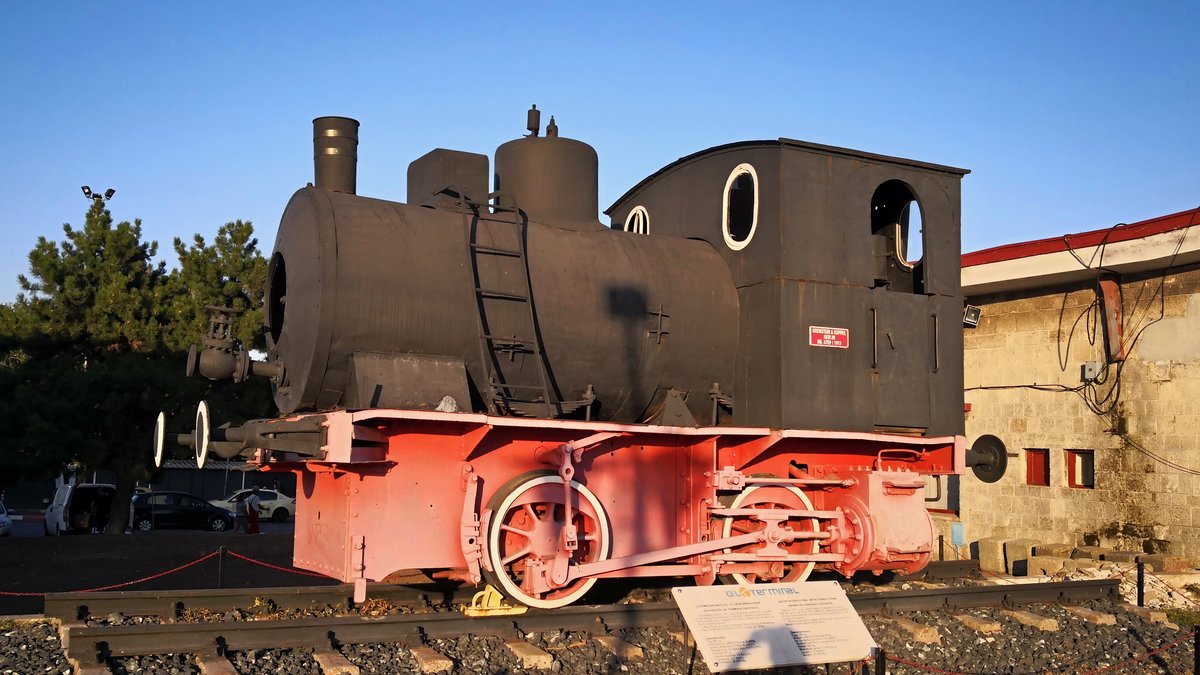 Diese kleine Dampflok steht ausgestellt im Bahnhof Constanta. Es handelt sich um eine Lok die im Hafen Constanta ab 1911 manövrierte.