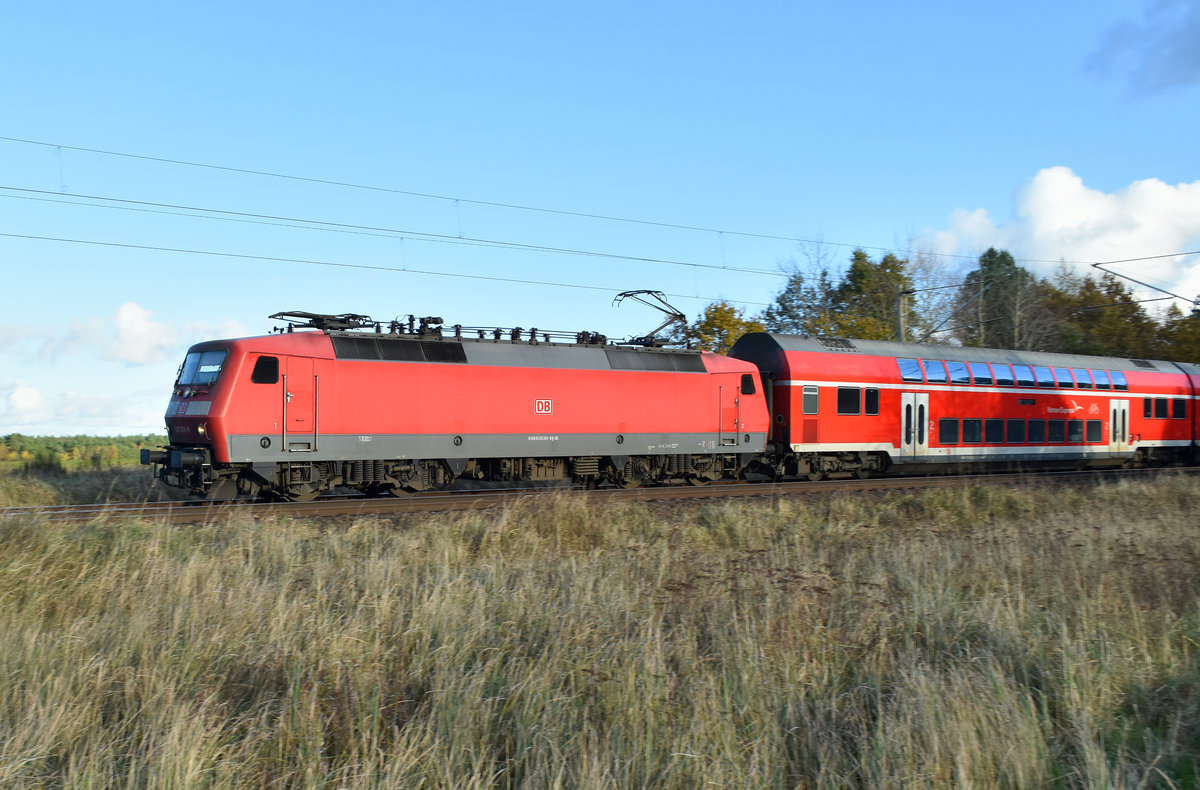 Diese schicke 120 201-9 als RE1 unterwegs, kommend aus dem Hagenower Land. 3km östlich von Büchen 06.11.2017