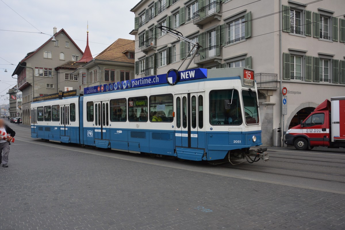 Diese Straßenbahn   Tram 2000 / 2051  fährt am 14.10.2015 auf der Linie 15. Aufgenommen am Rathaus Zürich.