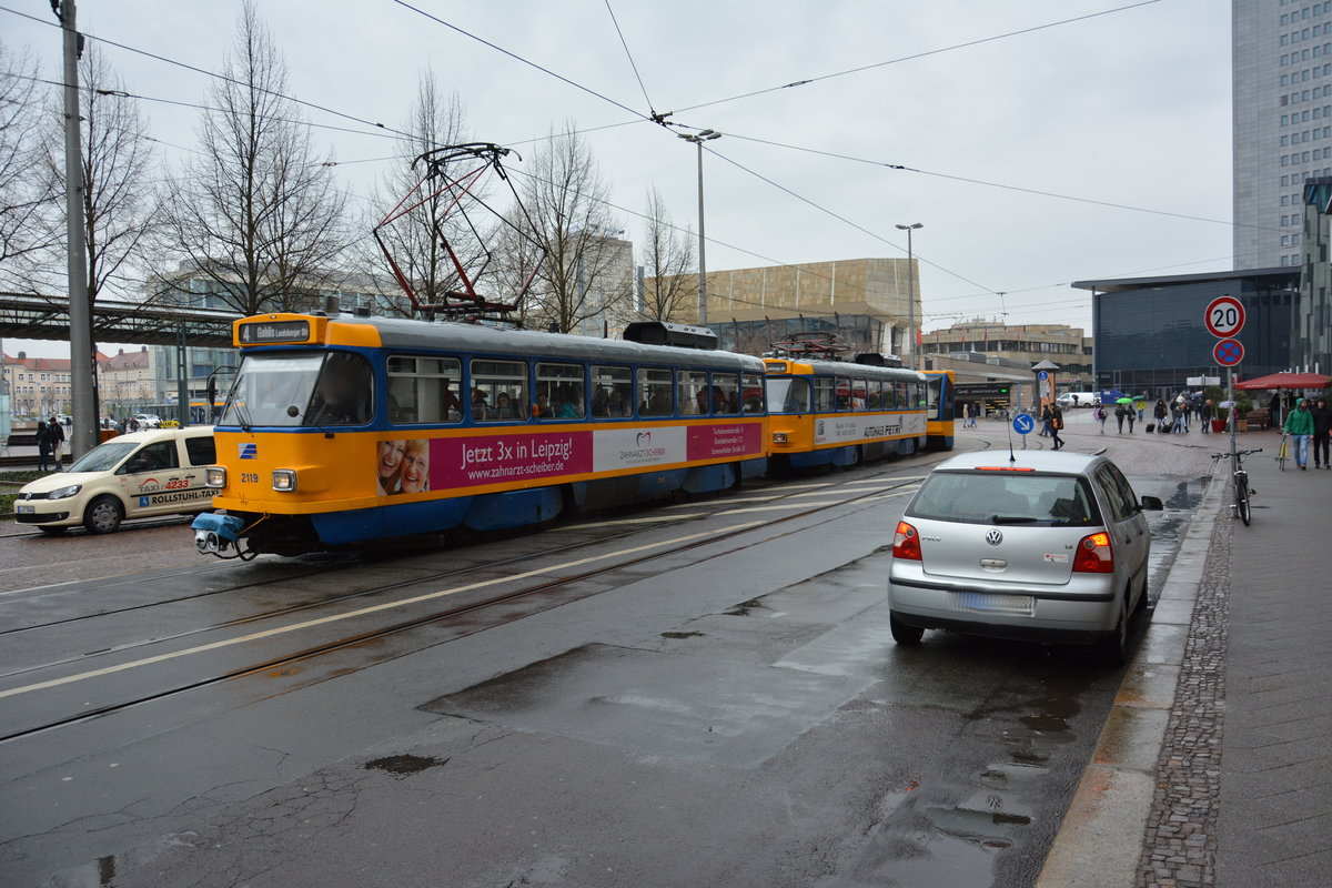 Diese Straßenbahn  2119 - Leoliner Prototyp  fährt am 15.04.2016 auf der Linie 4. Aufgenommen am Augustusplatz in Leipzig.
