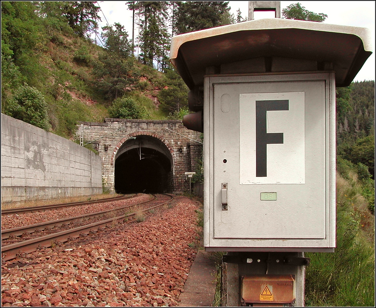 Diese Technik hat ausgedient, der Fernsprecher ist abmontiert. Im Hintergrund ein doppeltes Tunnelportal der Schwarzwaldbahn, die Offenburgerseite des Schieferhaldetunnels. August 2006.

Die Qualität bitte entschuldigen, die Aufnahme entstand noch mit einer 3-MPx-Kamera.