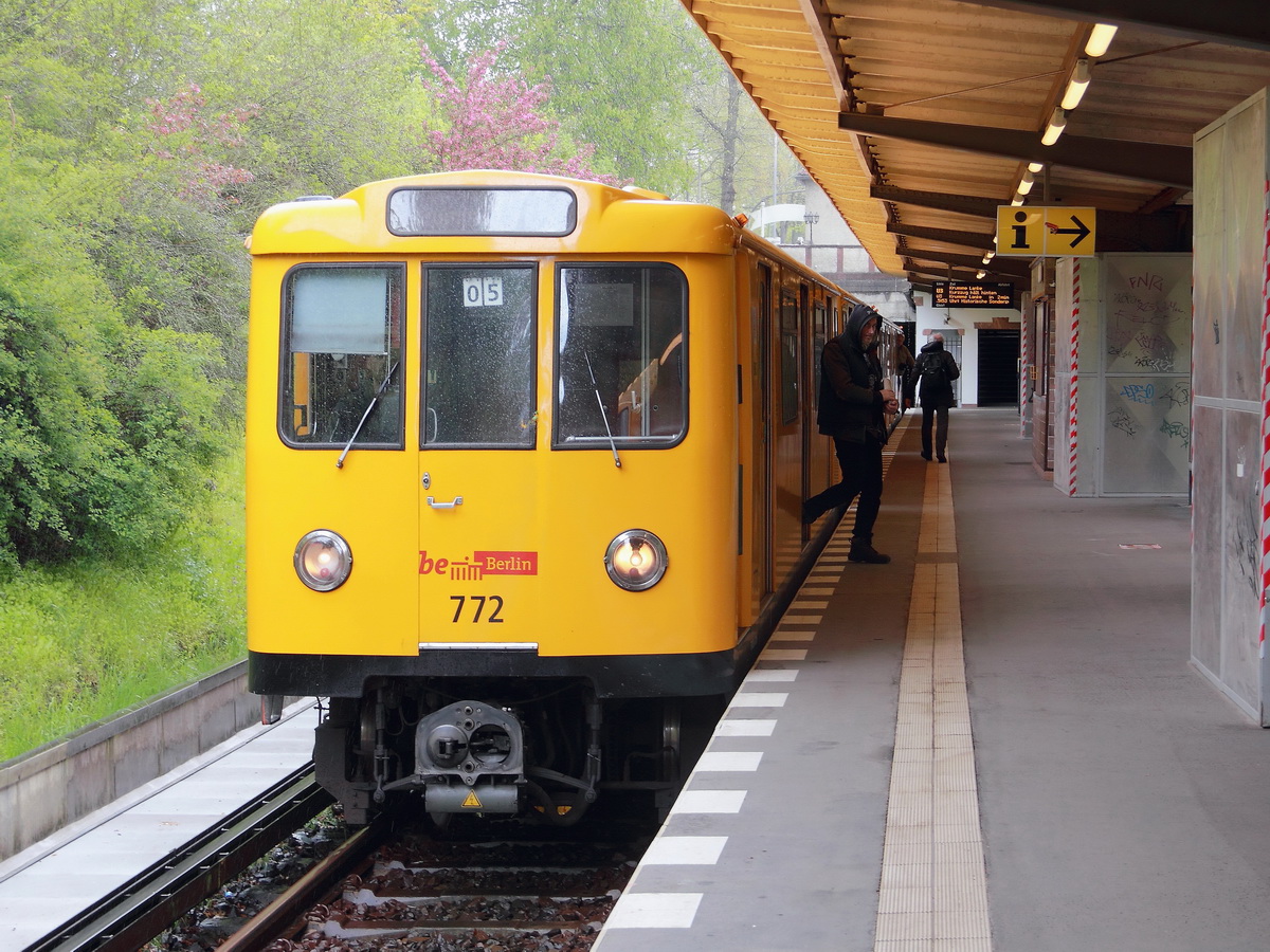 Diese U-Bahn vom Typ A3L92 mit der Nummer 772 steht t am 16. April 2017 im U-Bahnhof Podbielskiallee  auf der Linie U3 zur Weiterfahrt zum Bahnhof Krumme Lanke bei Aprilhaften Wetter.