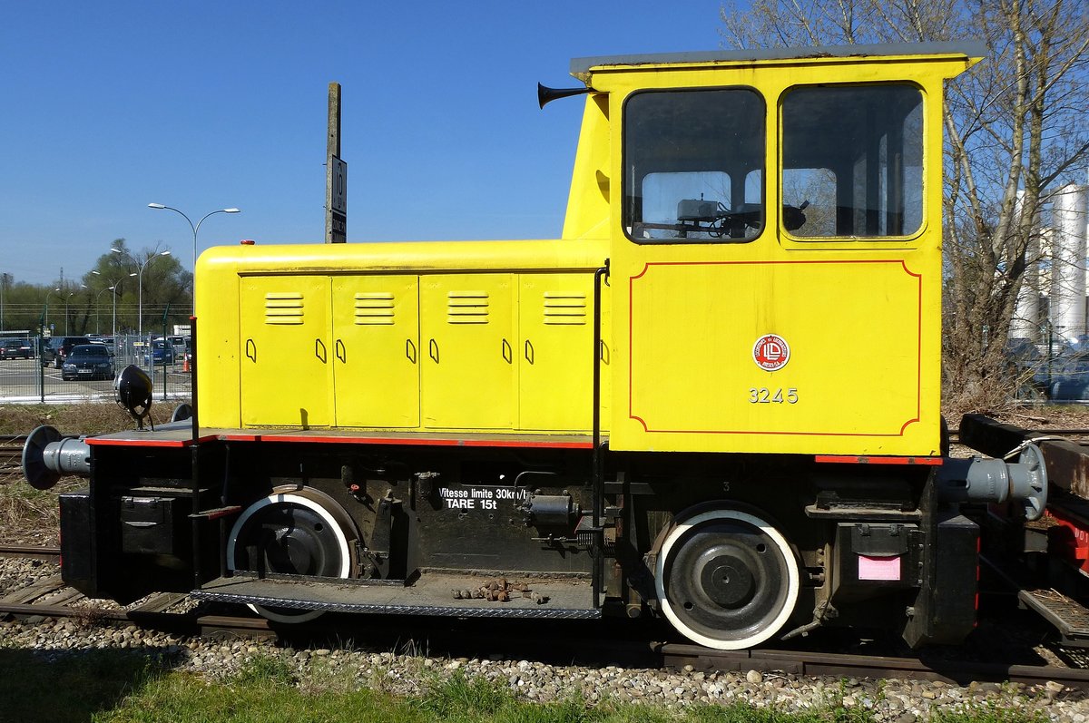 Diesel-Rangierlok 3245 der franzsischen Firma LLD, 6-Zyl.-Dieselmotor mit 60PS, Baujahr 1959, steht im Gebiet des Rheinhafens Neu-Breisach(Neuf-Brisach), Mrz 2017