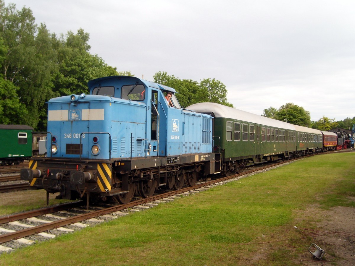 Diesellok 346 001-6 mit einem Sonderzug zum Bahnhofsfest in Putbus am 30. und 31.05.2015. Am anderen Ende des Zuges, die Dampflok 50 3501.
Abwechselnd mit der 35 1097-1 pendelte der Zug an diesem Wochenende zwischen Bergen und Lauterbach auf Rügen.