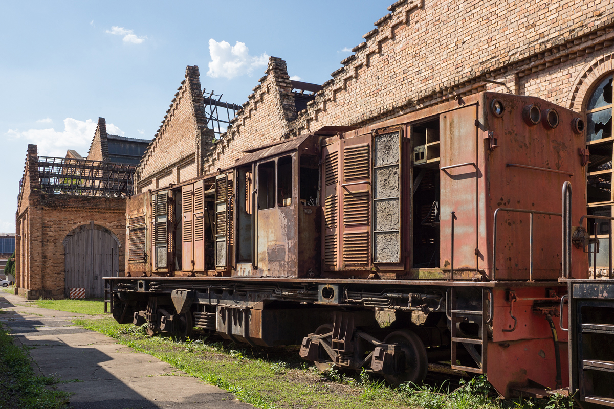 Diesellok der Ferrovia Paulista (FEPASA). Eisenbahnmuseum Jundiai, 12.10.2017. Bei der Lok handelt es sich um den Typ LEW DE I PA aus Hennigsdorf.

Hersteller: LEW Hennigsdorf
Baujahre: 1967/68
Radsatzfolge: BB
LP: 15,291 m
Gewicht: 74 t
max. Achslast: 18,5 t
Motor: MGO V12 BSHR
Leistung: 1050 PS
v max: 90 km/h

weitere Informationen:
https://pt.wikipedia.org/wiki/LEW_DE_I_PA