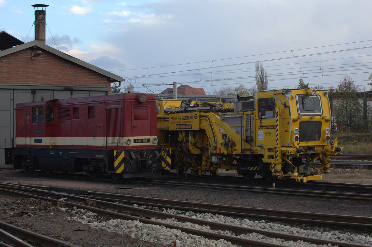 Diesellok und eine Gleisbett- und Stopfmschine der Firma Erfurter Gleisbau vor dem Lokschuppen in Radebeul Ost. 11.11.2017  15:56 Uhr.