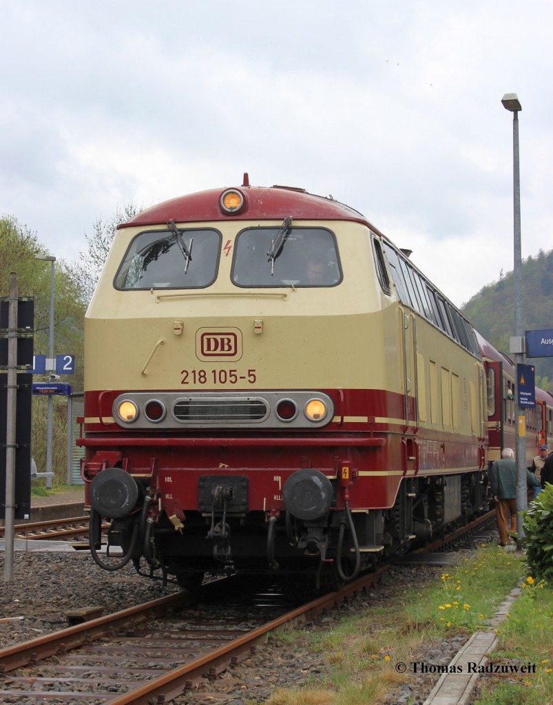 Diesellokomotive 218 105-5 der Westfrankenbahn am 25.April 2015 im Bahnhof Kreuzberg / Ahr.