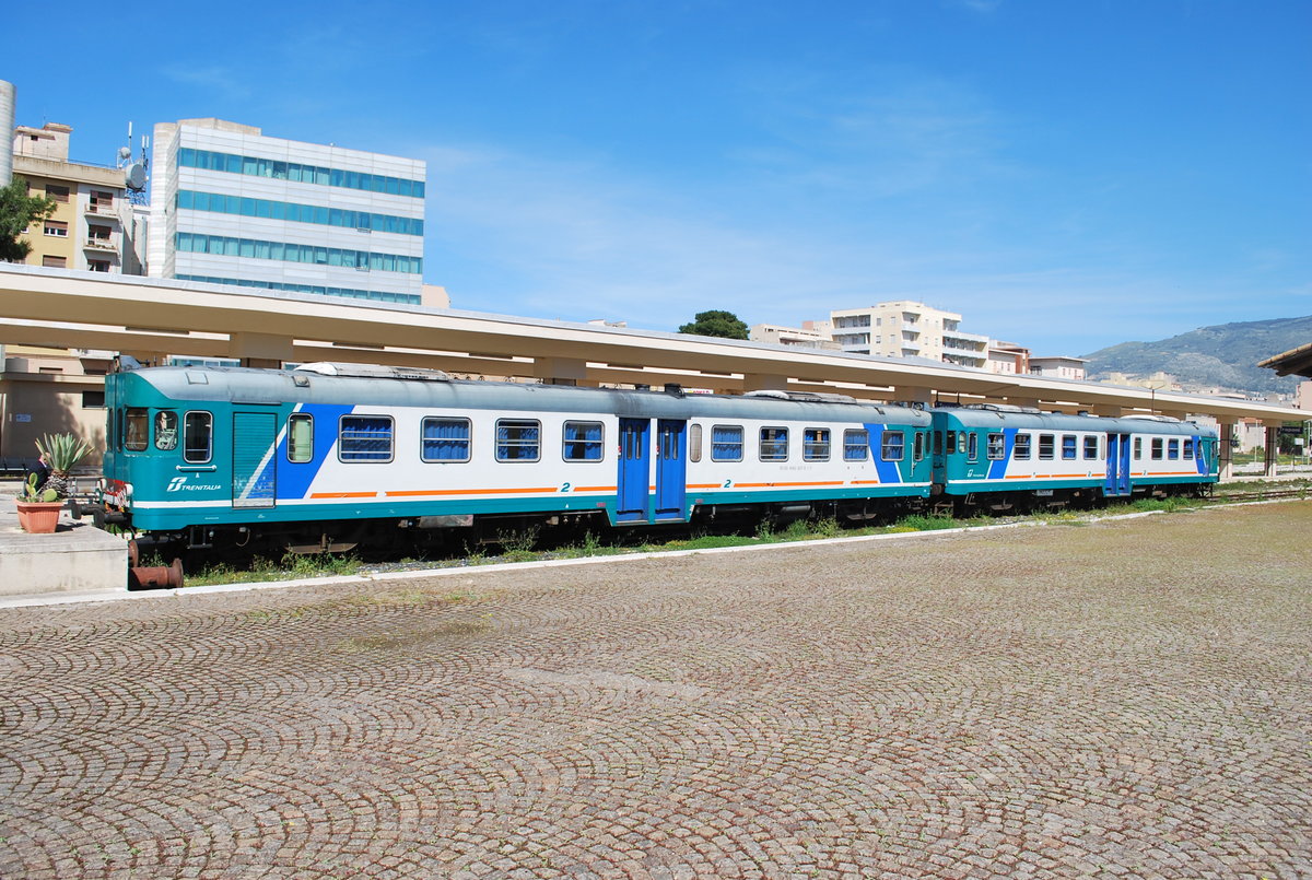 Dieseltriebzug Aln 663 807-0 von Trenitalia wartet im Bhf Trapani auf Abfahrt nach Castelvetrano. 29. März 2016.