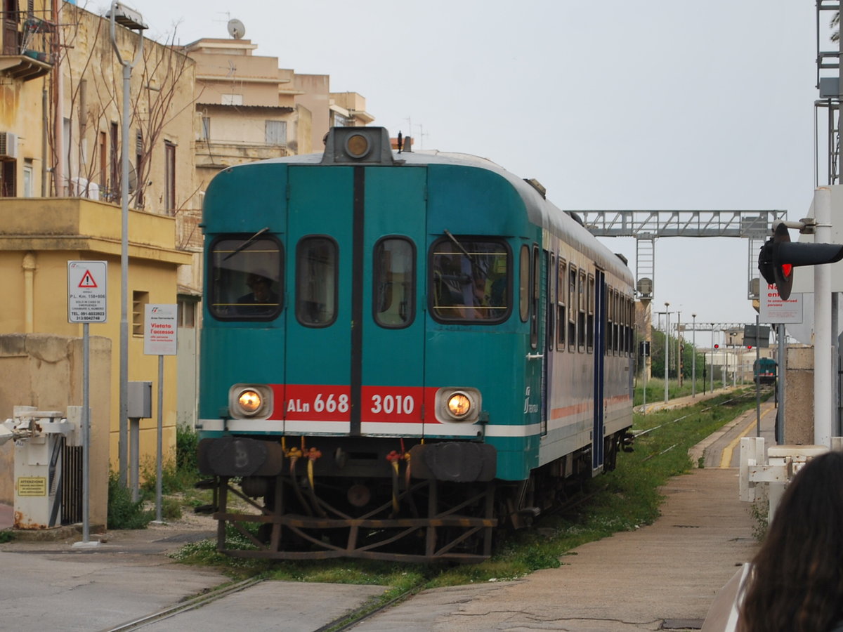 Dieseltriebzug Aln 668 3010 von Trenitalia verlässt den Bhf Marsala in Richtung Trapani. 1. April 2016.