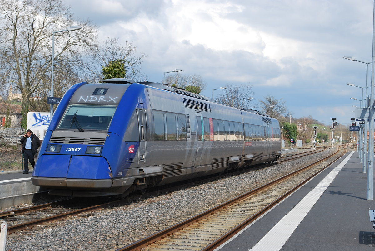 Dieseltriebzug x72567 im Bhf Tessonnières abgestellt. 21. März 2016.