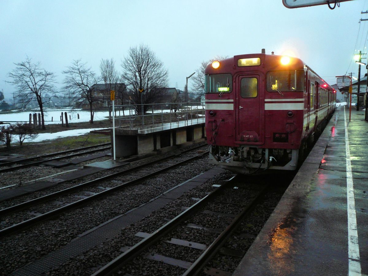 Dieselzüge von JR-Westjapan an der Küste des Japanischen Meeres: An einem eisig kalten Wintertag steht Triebwagen KIHA 47 27 in Jôhana, am Ende der Lokallinie von der Küstenstadt Takaoka ins Inland. 1.März 2010. 