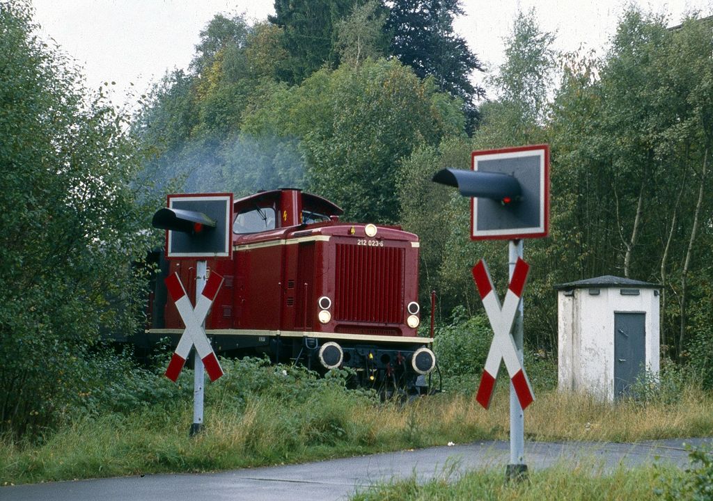 Diesen Bahnbergang gibt es nicht mehr. Bei Kotthausen befand er sich und wurde mit der Reaktivierung der Strecke Gummersbach - Marienheide aufgelst. Die Aufnahme entstand am 27.09.1998 mit 212 023.