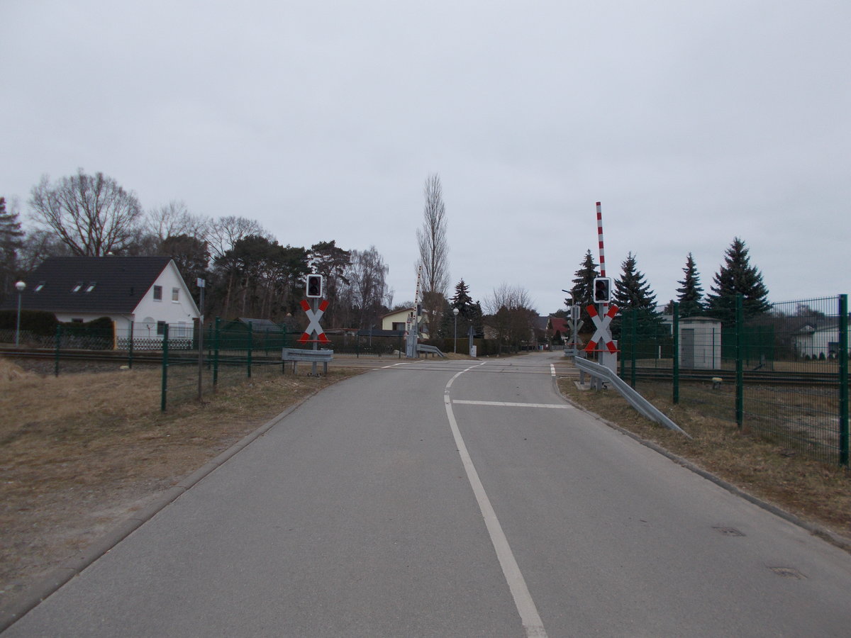 Dieser Bahnübergang in Zinnowitz befindet sich an der Ausfahrt Wolgast/Peenemünde in der Nähe vom eingezäunten Lokschuppen.Aufnahme am 13.März 2016.