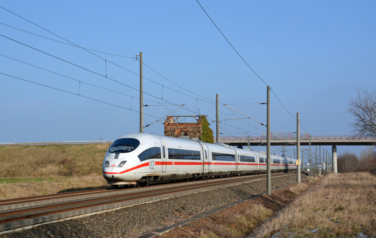 Dieser ICE-Triebzug der Reihe 403 war am 10.02.18 als ICE 1005 von Berlin nach München unterwegs. Hier durcheilt der Zug Brehna Richtung Halle(S).