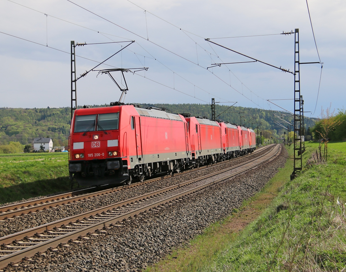 Dieser Lokzug, gezogen von 185 206-0 mit 185 395-1, 185 237-5, 185 309-2 und 185 041-1 im Anhang in nördliche Fahrtrichtung, fuhr mir am 26.04.2015 zwischen Ludwigsau-Friedlos und Mecklar vor die Linse.