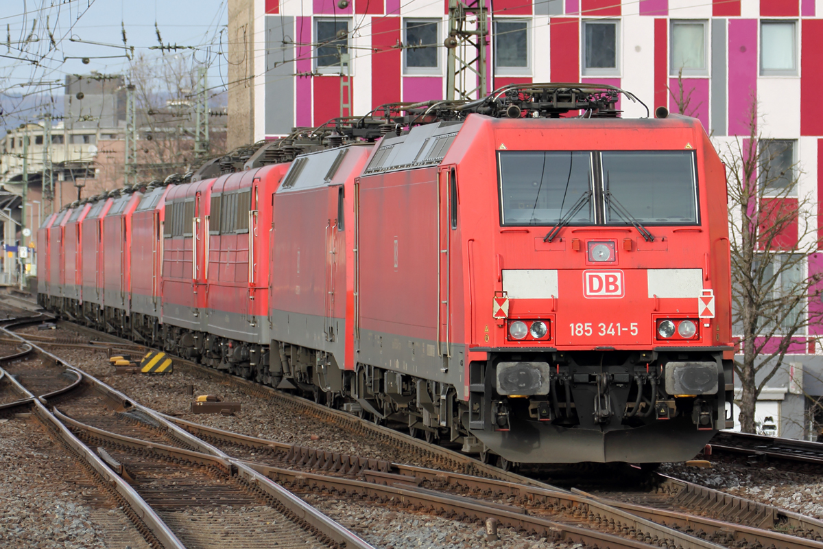 Dieser Lokzug mit 185 204-5 als Zuglok danach folgten 185 173-2,185 288-8,185 306-8,185 301-9,185 388-6,151 077-5,151 048-6,152 070-9 und 185 341-5 am Schluß durchfuhren Koblenz Hbf. 25.2.2017