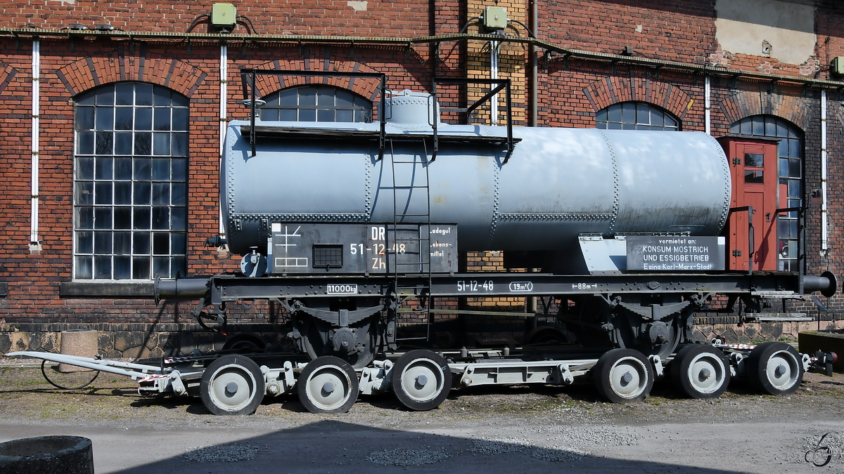 Dieser mit einem Kesselwagen beladene DR-Straßenroller R42 wurde in der Gothaer Waggonfabrik gebaut. (Sächsisches Eisenbahnmuseum Chemnitz-Hilbersdorf, April 2018)