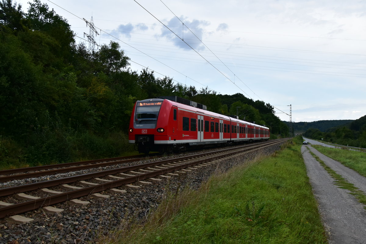 Dieser S1 Zug nach Kaiserslautern, ist hier am späten Samstagnachmittag zwischen Osterburken und kurz vor Zimmern von mir abgelichtet worden. 2.9.2017