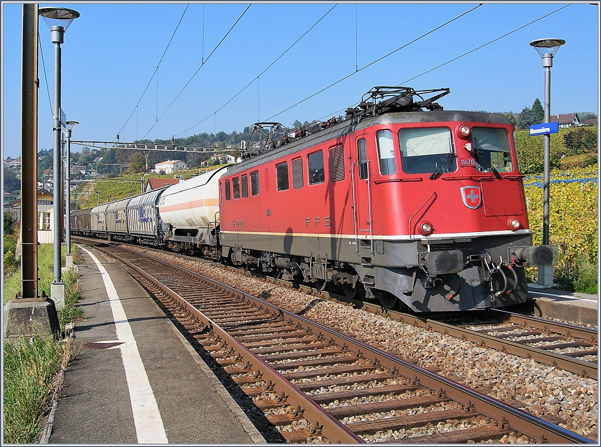 Dieses Bild aus dem Archiv zeigt die SBB Ae 6/6 11470 mit ihrem Güterzug bei der Durchfahrt in Bossière im sanften Herbstlicht des 16. Oktober 2007.
