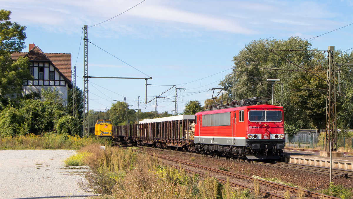 Dieses Foto war eines der Highlights am 9. September 2018. Im Hintergrund das Bahnhofsgebäude von Magdeburg-Sudenburg und 203 301-7 von DB-Netz. Vorne Reichsbahnpower mit 155 053-8 und einem  fetten Holzzug ! Dem Fotografen dieses Bildes gefällt sein Lichtbild sehr! 