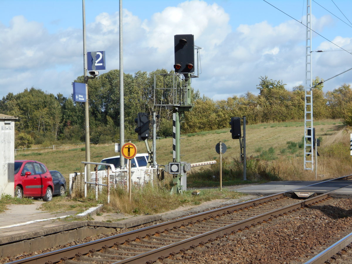 Dieses Wegübergangssignal steht,auf dem linken Gleis Richtung Angermünde,in Chorin.Aufnahme am 22.September 2018.