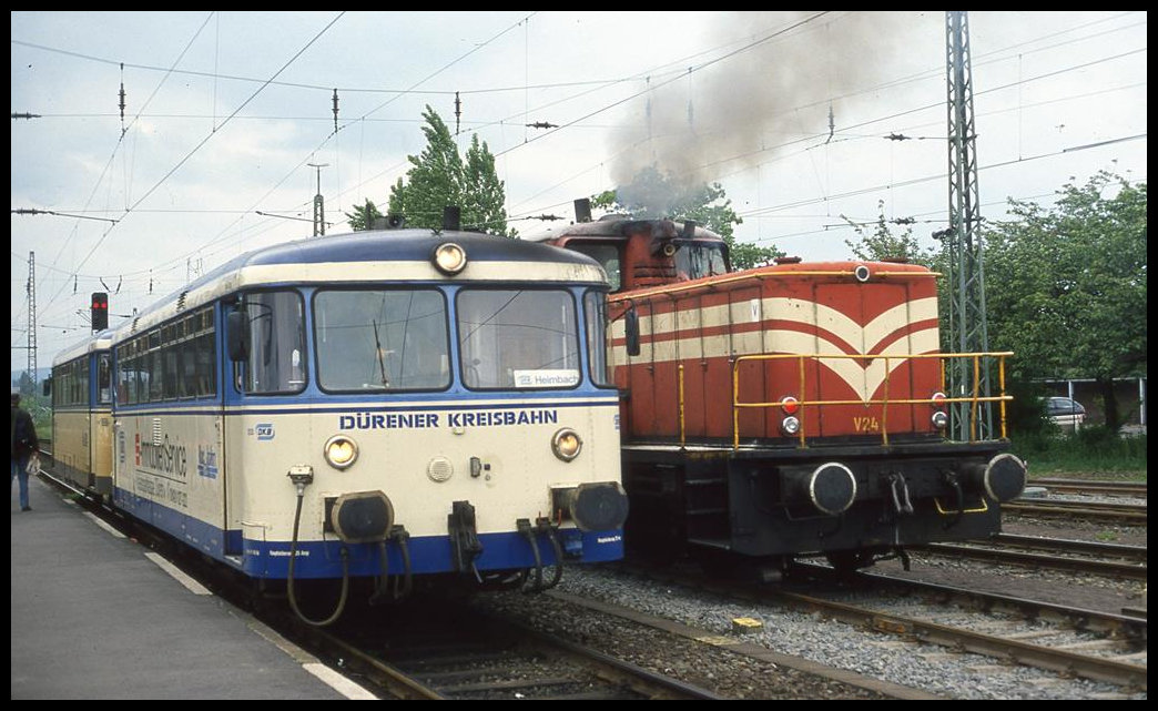DKB V 24 passiert hier am 13.5.1995 den VT 203 der DKB, der abfahrbereit nach Heimbach am Bahnsteig wartet.