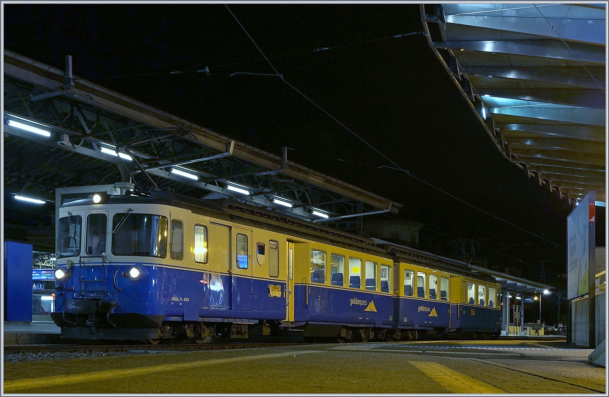 Doch auch auf der breiteren Spur bei der MOB zeigte sich erfreuliches: Der ABDe 8/8 4004  Fribourg  wartet als Regionalzug 2208 auf die Abfahrt nach Zweisimmen.
18. Feb. 2018