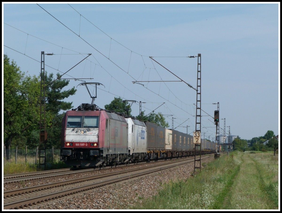 Doppel hält besser:
185 597 und 185 581 fahren am 1.8.14 mit einem GTS Zug über die Rheinbahn und bewegen sich schleichend an uns vorbei, dem nächsten haltzeigenden Signal entgegen. 
Aufgenommen bei Wiesental.