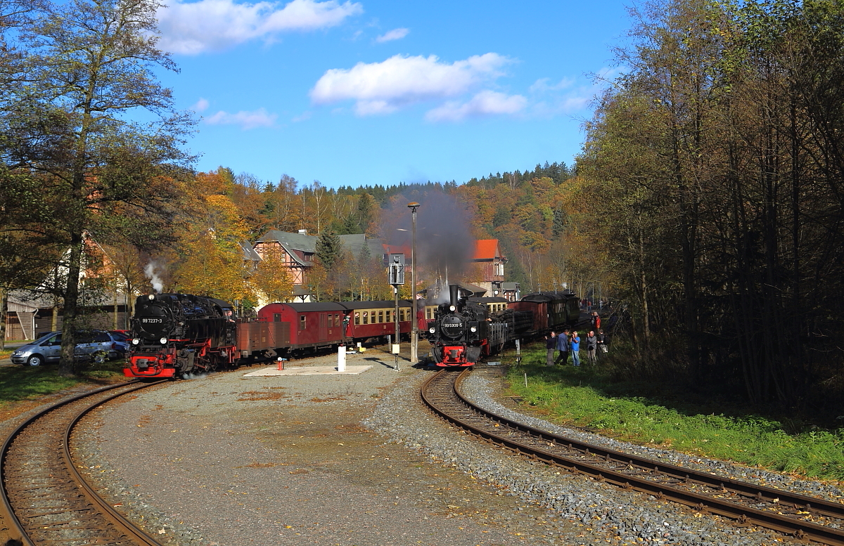 Doppelausfahrt von 99 7237 mit Planzug P8965 (Gernrode-Hasselfelde) und 99 5906 mit IG HSB-Sonder-PmG am Nachmittag des 19.10.2014 aus dem Bahnhof Alexisbad. (Bild 2)